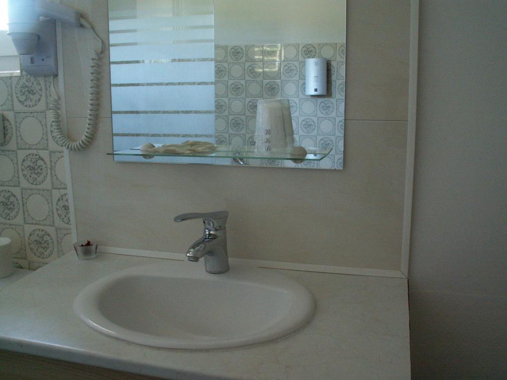 Le Relais Du Pont De Rhodes Frayssinet Room photo